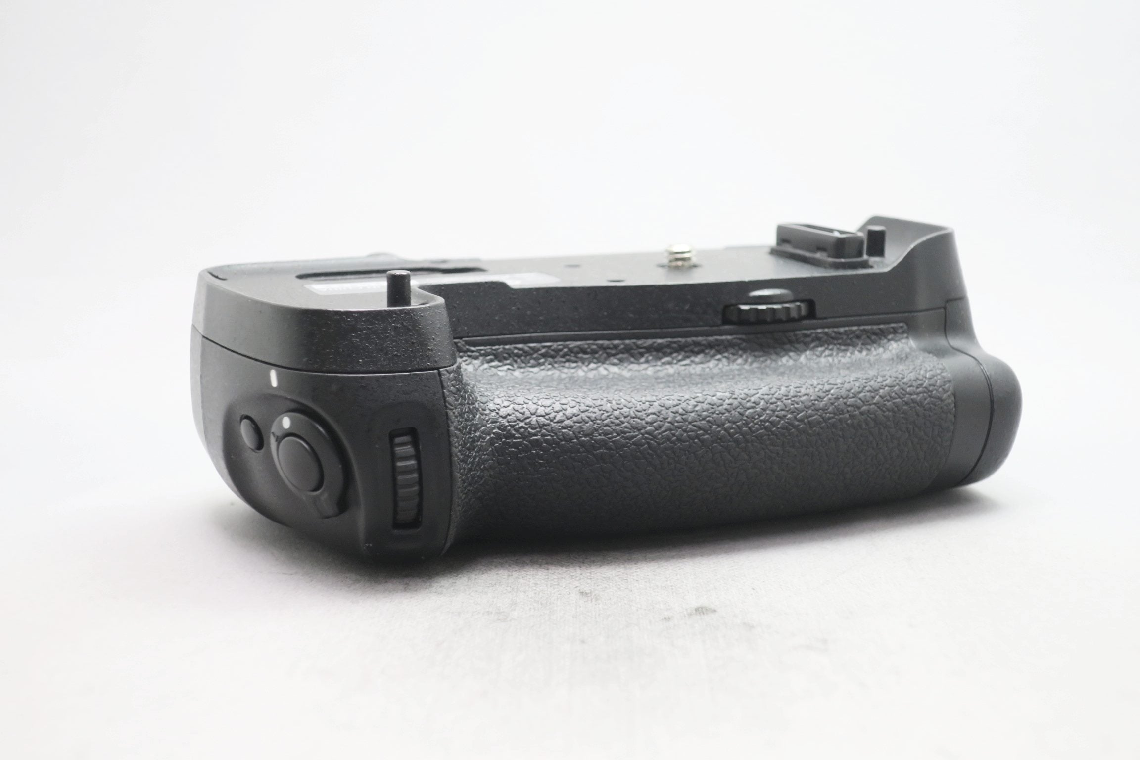 Nikon ニコン マルチパワーバッテリーパック MB-D17 ニコン マルチパワーバッテリーパック MB-D17