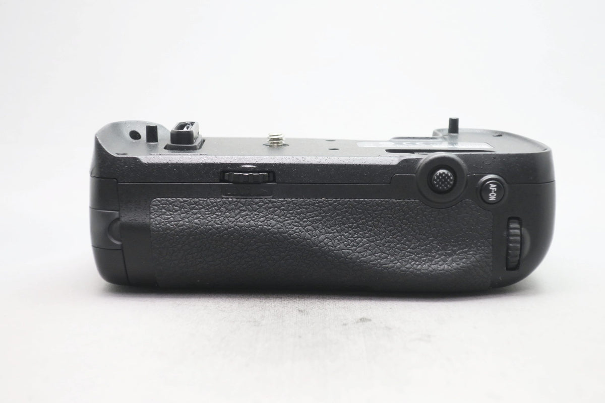 ニコン マルチパワーバッテリーパック MB-D17
