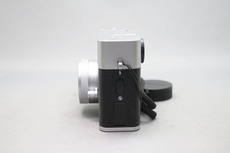 FUJIFILM X half （X-HF1）シルバー フジフィルム カメラ 富士フイルム X half (FUJIFILM X-HF1) チャコールシルバー｜新品通販